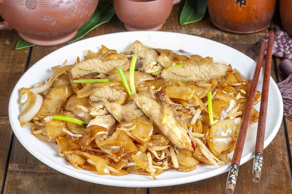 512. PATES DE RIZ SAUTEES AU POULET FACON CHINOISE