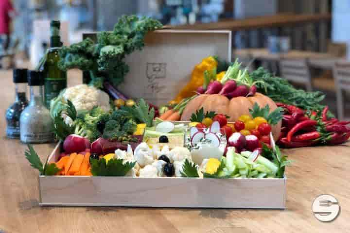 Raw vegetables & Dips Tray